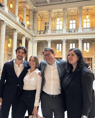De gauche à droite : Mathis Voche, Elise Vaucelle, Me Michel Debroux, Siwar Ben rejeb